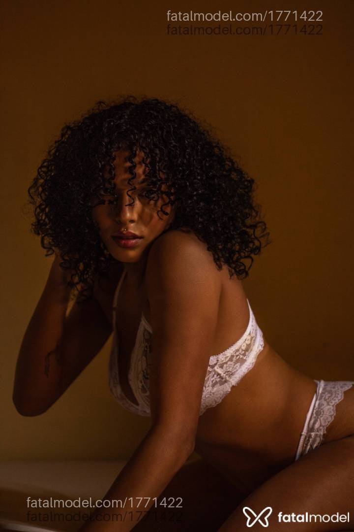 Acompanhante mulher com cabelo castanho de olhos mel - Lara Torrez