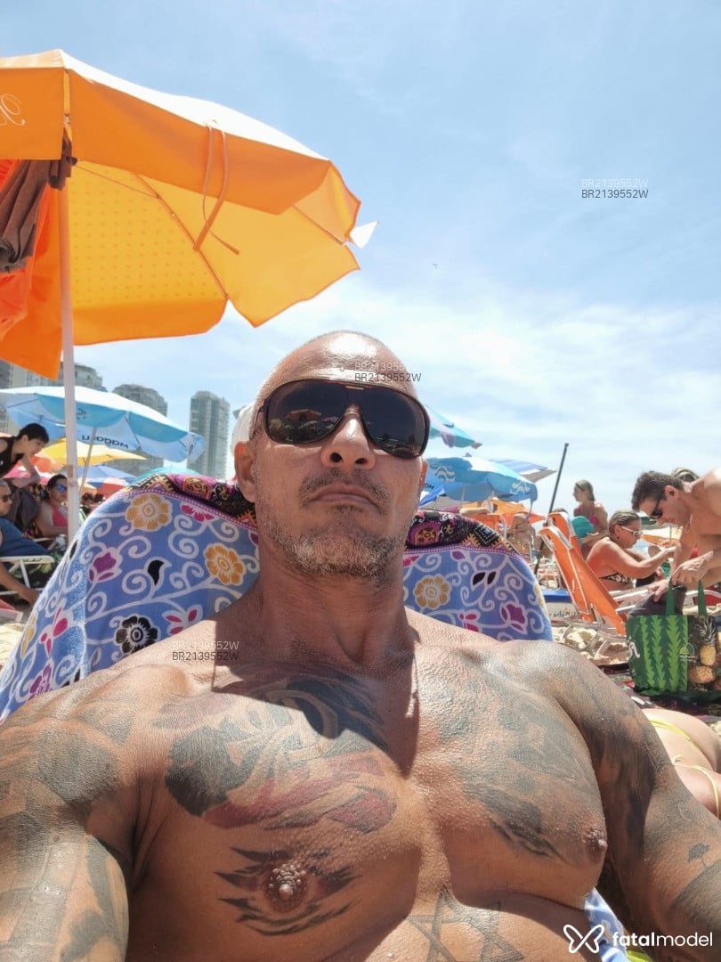 Acompanhante homem sem cabelo de olhos castanhos em Rio de Janeiro Acompanhante homem sem cabelo de olhos castanhos em Rio de Janeiro - Alexx