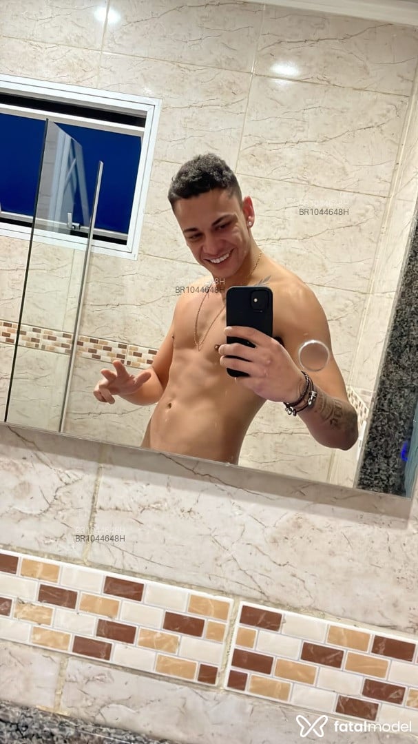 Acompanhante homem com cabelo castanho de olhos verdes em Florianópolis - João Vigor