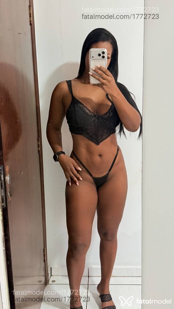 Acompanhante mulher morena (o) de olhos pretos - Maya Rangel