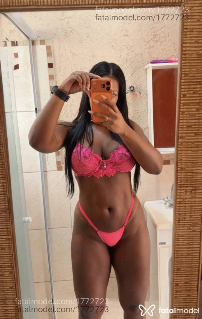 Acompanhante mulher morena (o) de olhos pretos - Maya Rangel
