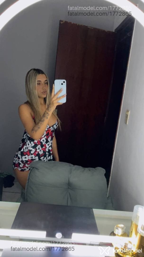 Acompanhante mulher loira (o) de olhos castanhos - Angel