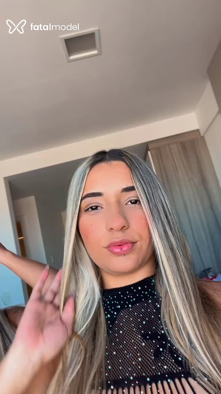 Acompanhante mulher loira (o) de olhos castanhos - Angel