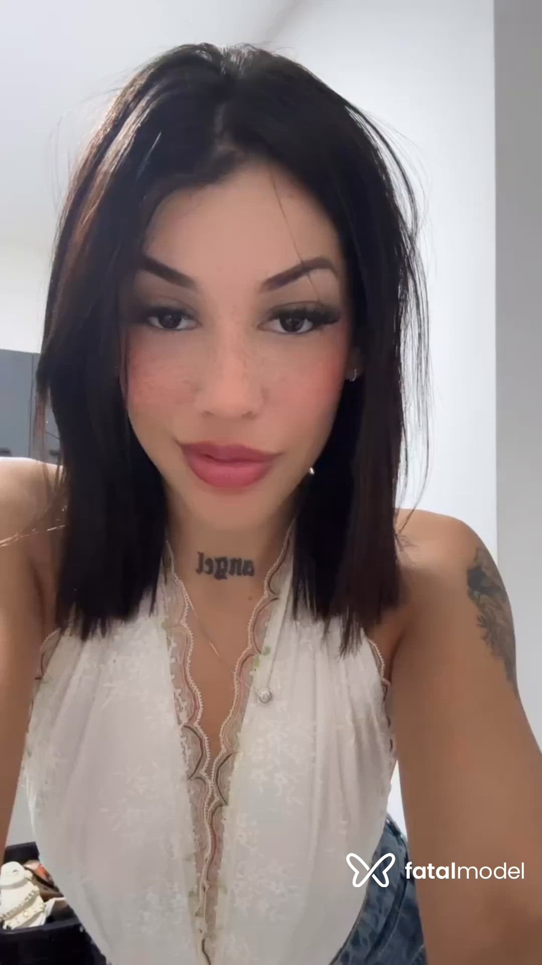 Acompanhante mulher loira (o) de olhos pretos - Vitória