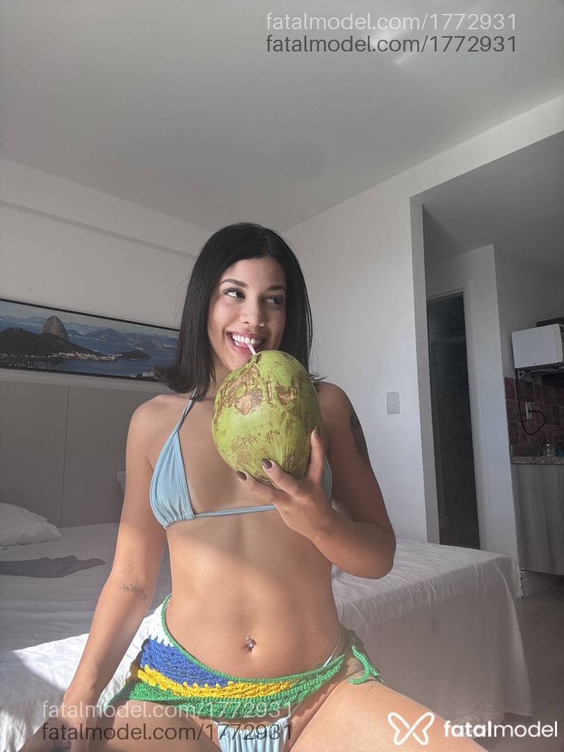 Acompanhante mulher loira (o) de olhos pretos - Vitória