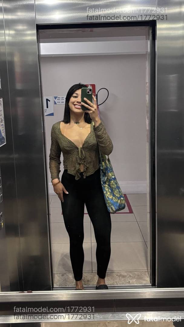 Acompanhante mulher loira (o) de olhos pretos - Vitória