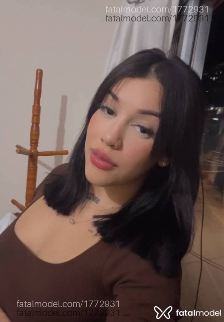 Acompanhante mulher loira (o) de olhos pretos - Vitória