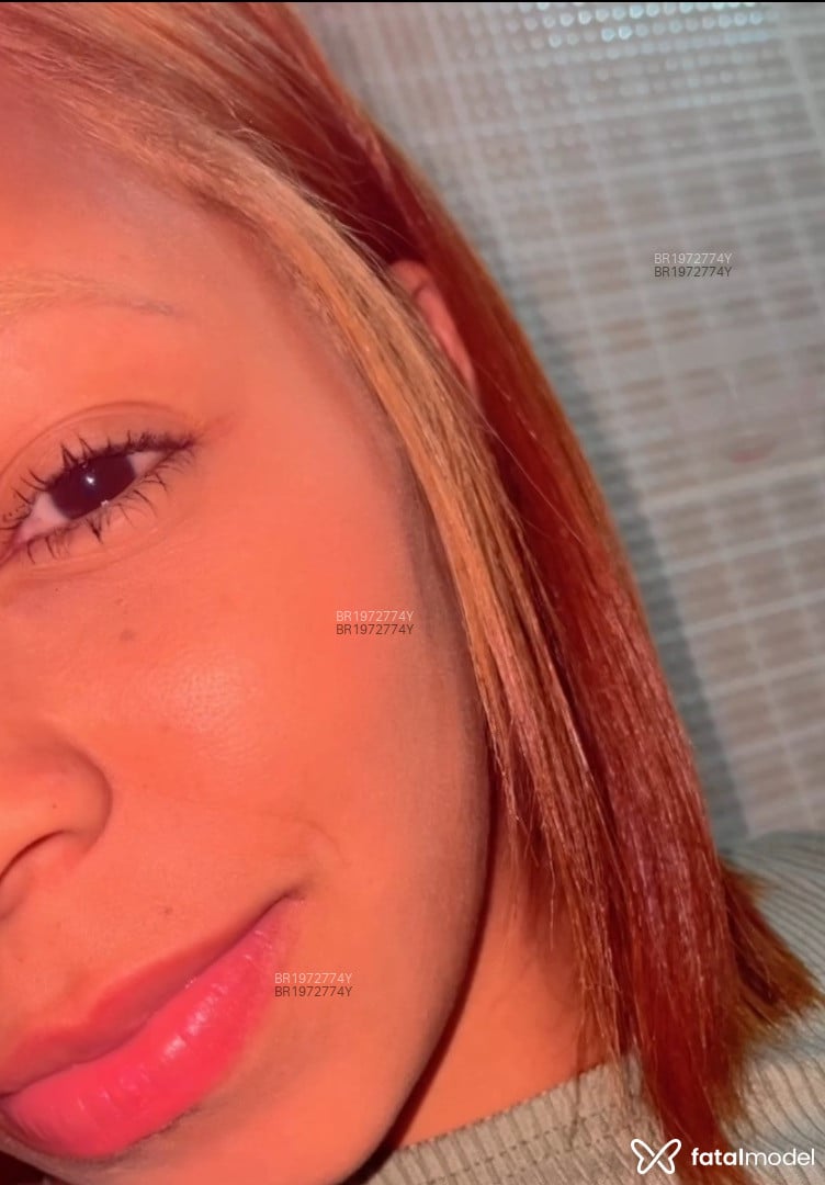 Acompanhante mulher ruiva (o) de olhos pretos - Vitória