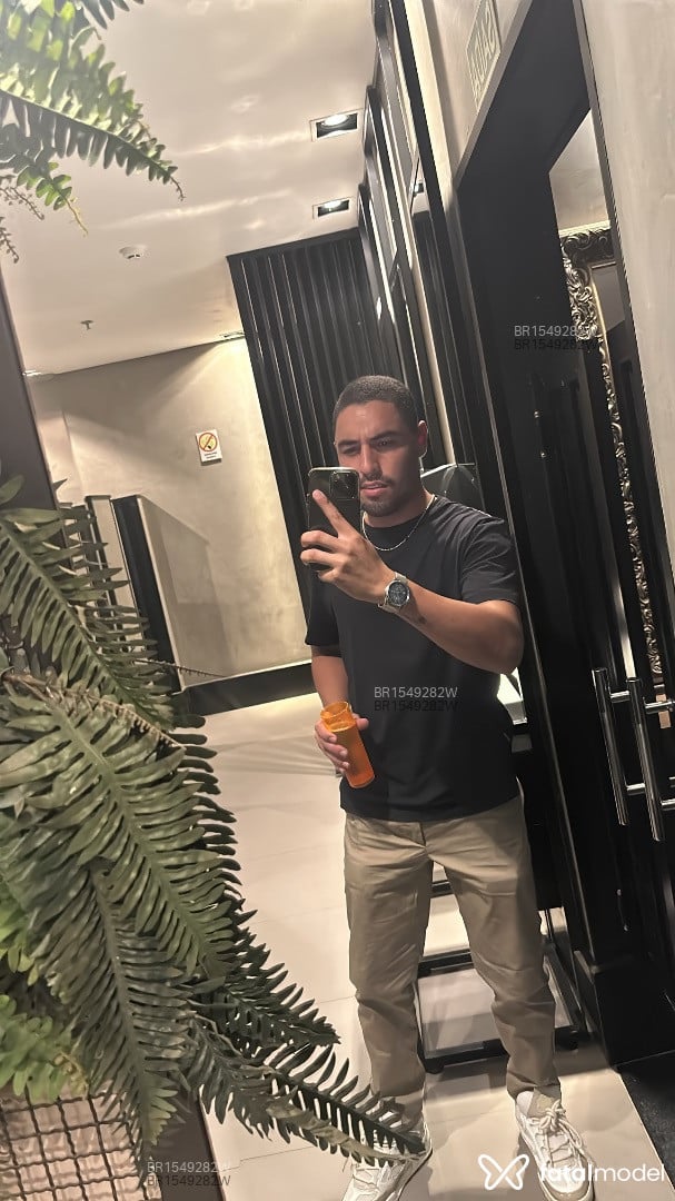 Acompanhante homem com cabelo castanho de olhos castanhos em Novo Hamburgo Acompanhante homem com cabelo castanho de olhos castanhos em Novo Hamburgo - Rafael
