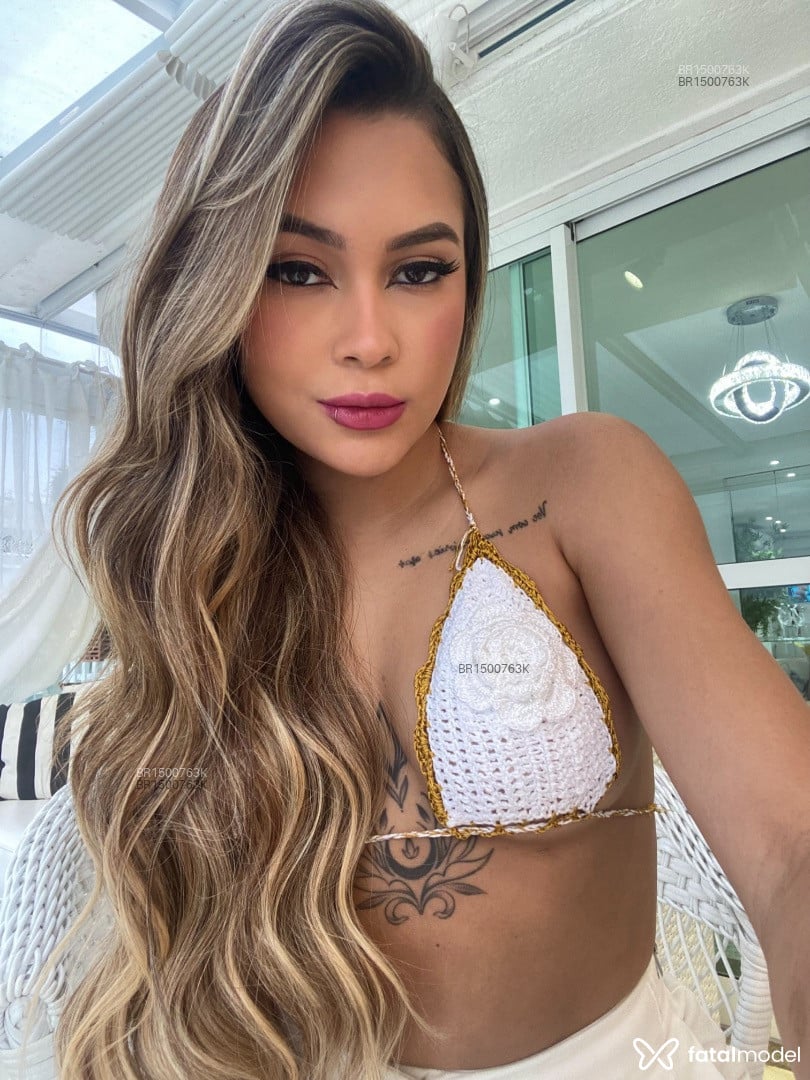 Acompanhante mulher loira (o) de olhos castanhos - Alycia Aguiar