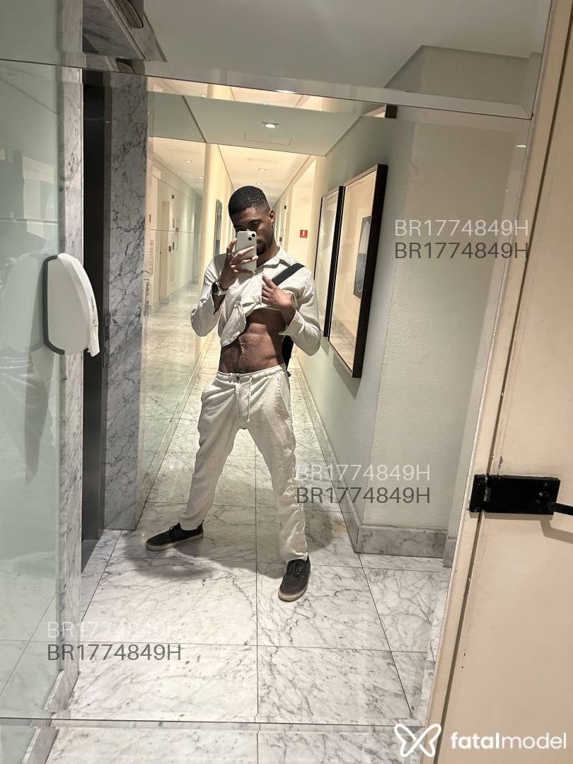 Acompanhante homem com cabelo castanho de olhos pretos em São Paulo Acompanhante homem com cabelo castanho de olhos pretos em São Paulo - James Villar