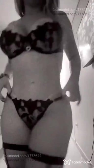 Acompanhante mulher loira (o) de olhos pretos - Letícia Andrade