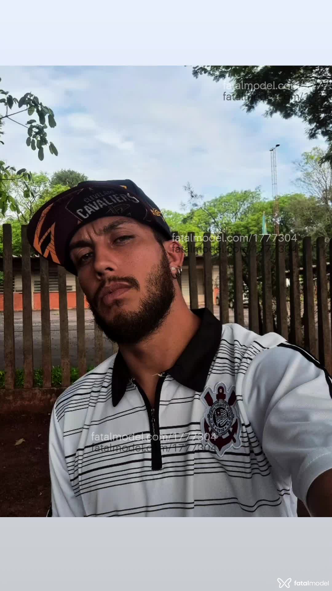 Acompanhante homem morena (o) de olhos verdes - Héctor Arevalo Acompanhante homem morena (o) de olhos verdes - Héctor Arevalo