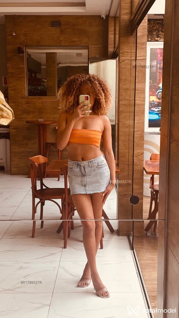 Acompanhante mulher com cabelo castanho de olhos mel - Anja