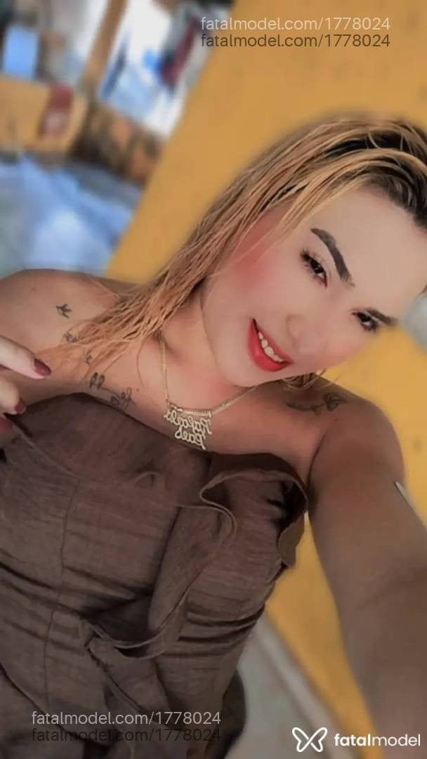 Acompanhante mulher trans loira (o) de olhos pretos - Rafaela Paes