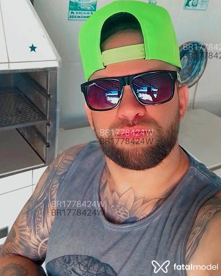Acompanhante homem sem cabelo de olhos verdes - Bruno Dantas Acompanhante homem sem cabelo de olhos verdes - Bruno Dantas