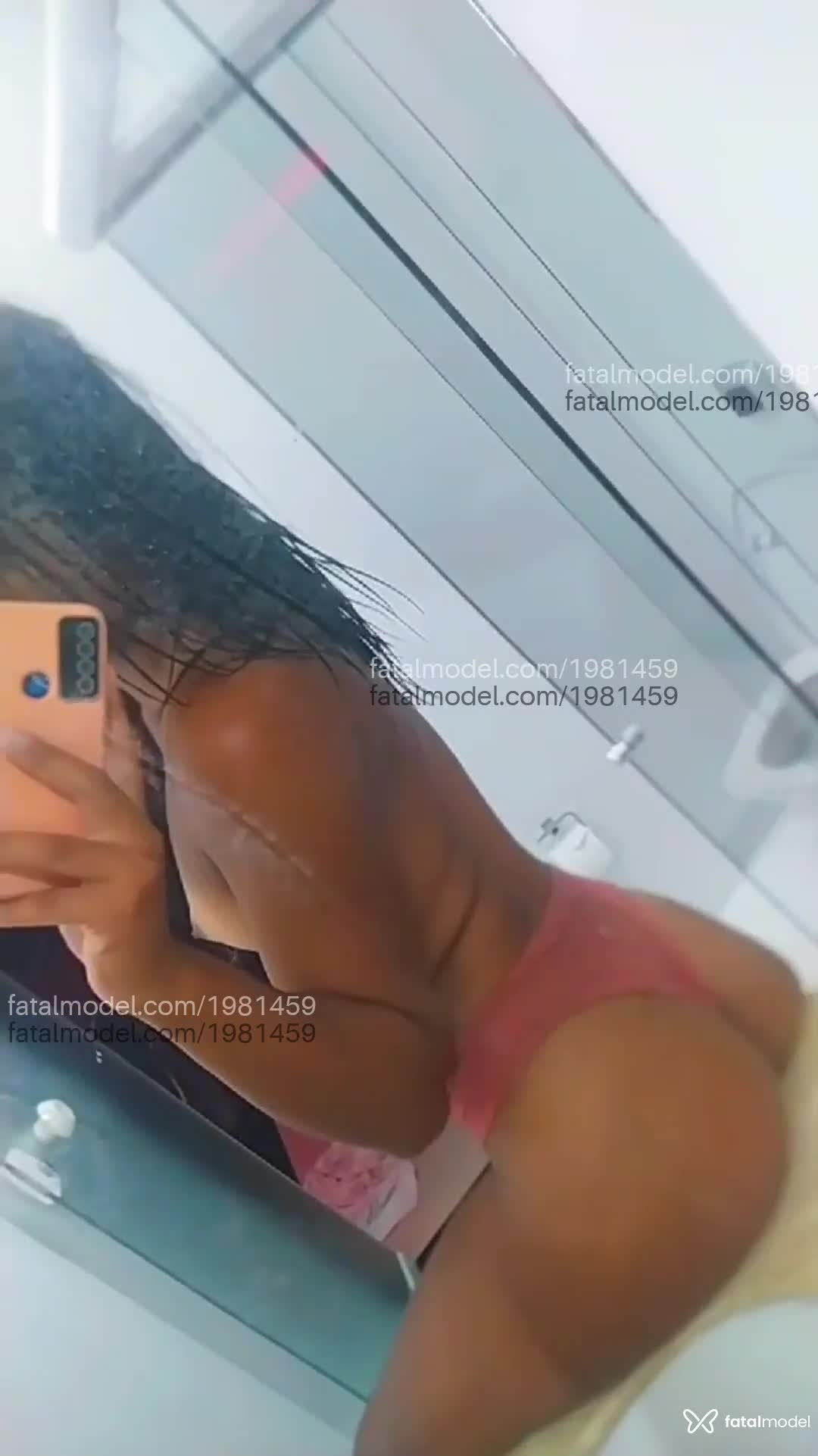 Acompanhante mulher trans com cabelo castanho de olhos pretos em Marataízes - Indizinha
