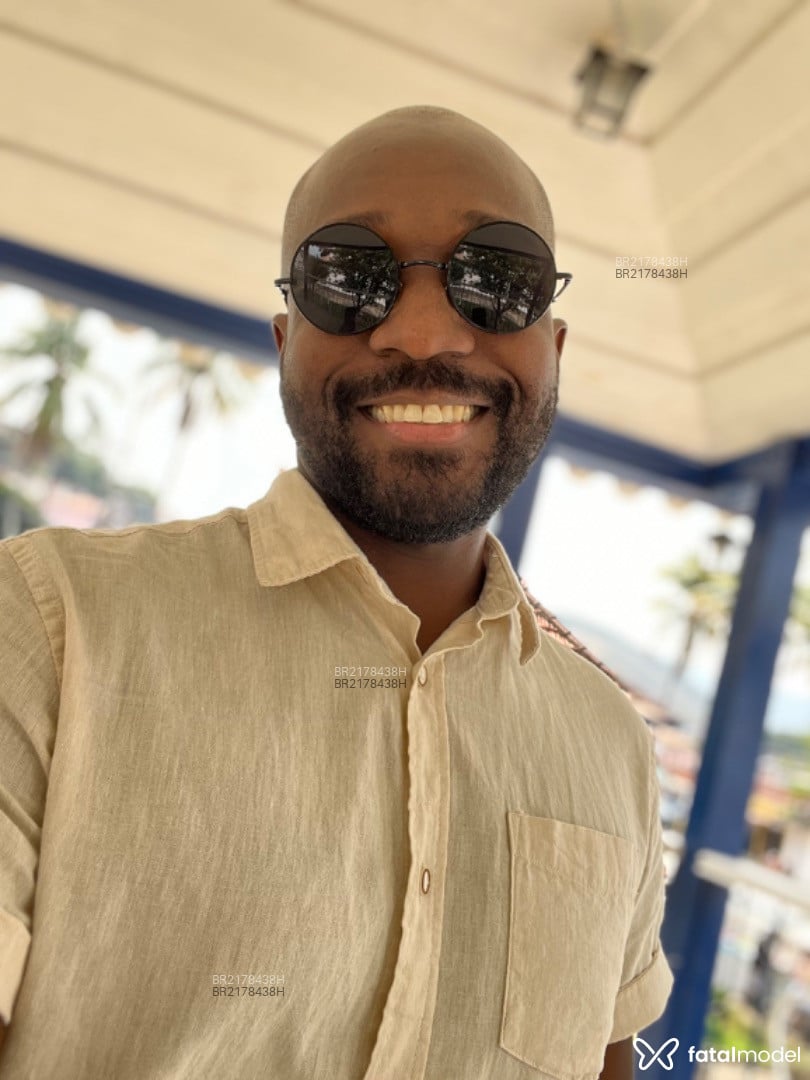 Acompanhante homem sem cabelo de olhos castanhos em Rio de Janeiro Acompanhante homem sem cabelo de olhos castanhos em Rio de Janeiro - Negroteu