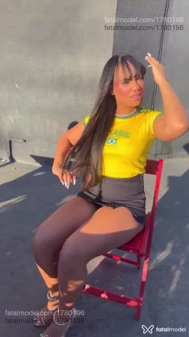 Acompanhante mulher morena (o) de olhos castanhos - Juju Minez