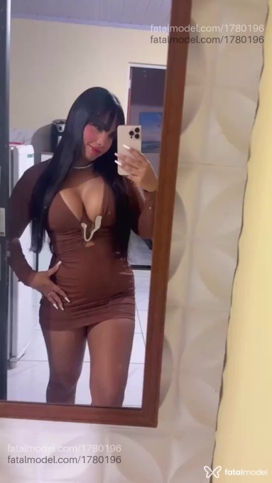 Acompanhante mulher morena (o) de olhos castanhos - Juju Minez