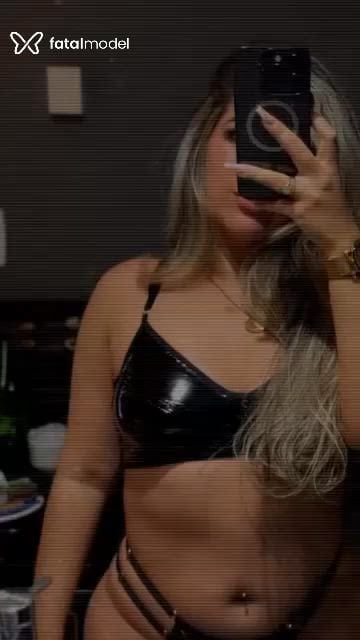 Acompanhante mulher loira (o) de olhos mel - Julia Martins Acompanhante mulher loira (o) de olhos mel - Julia Martins