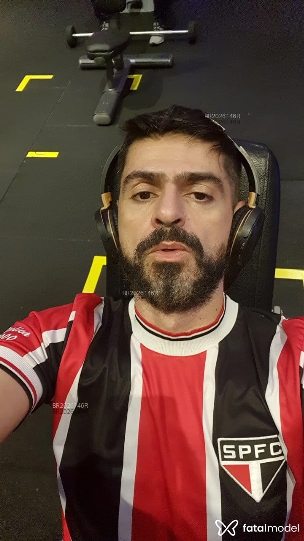 Acompanhante homem com cabelo castanho de olhos pretos em Virtual - Renato