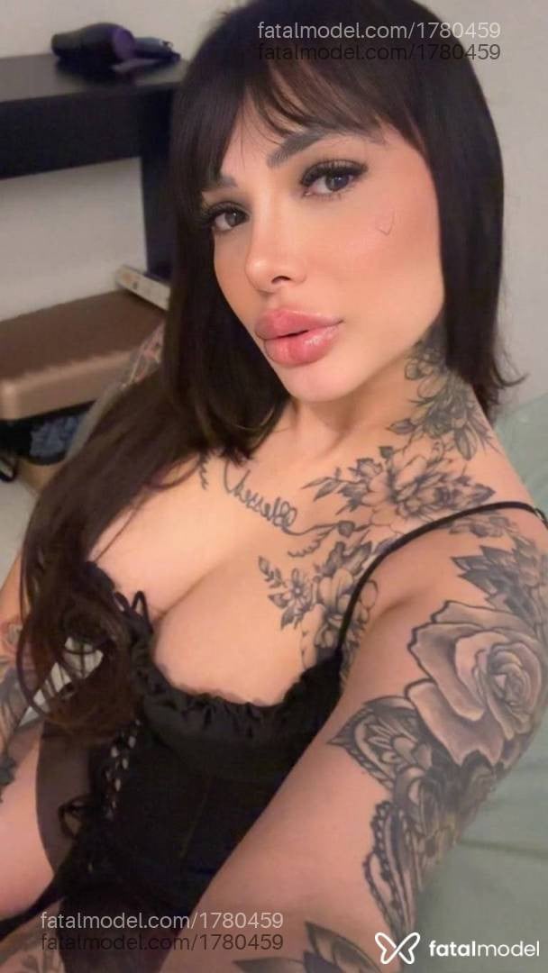 Acompanhante mulher com cabelo castanho de olhos castanhos - Cath Aguiar