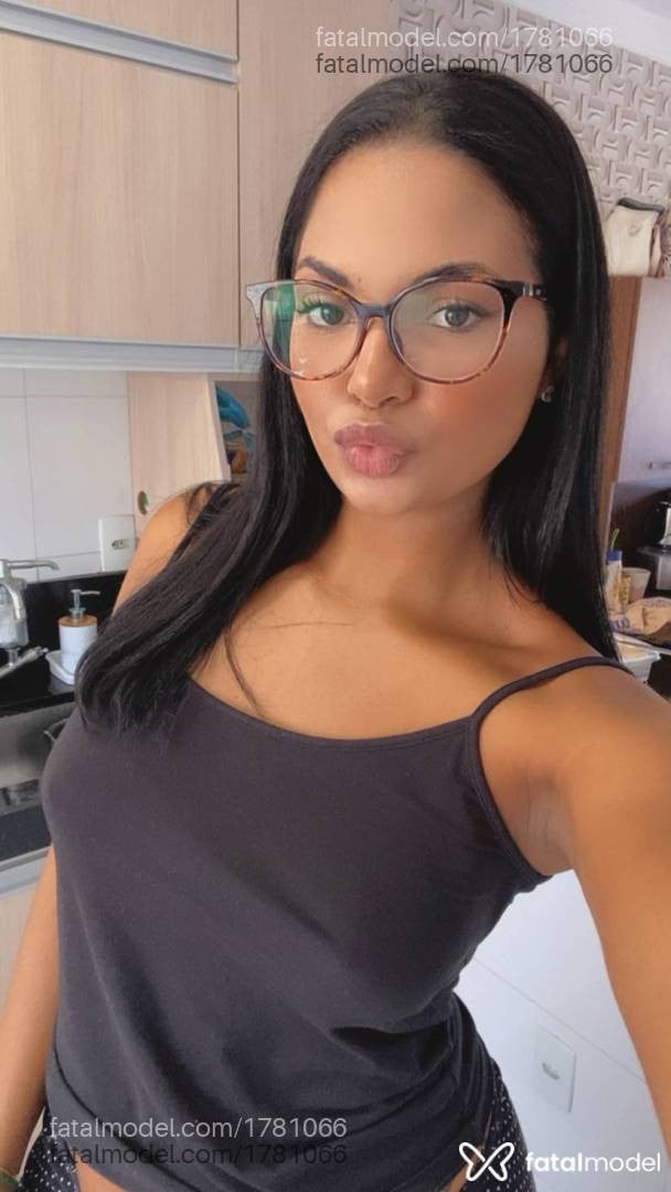Acompanhante mulher morena (o) de olhos castanhos - Roberta