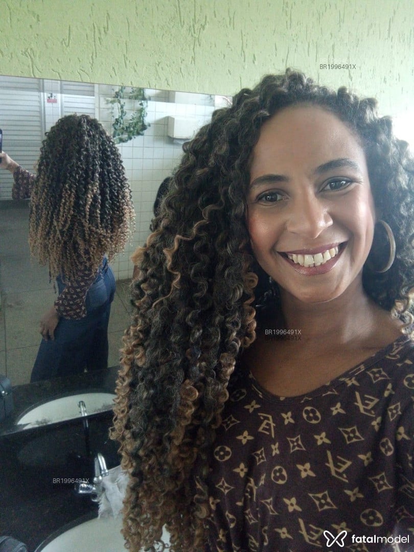 Acompanhante mulher com cabelo castanho de olhos castanhos em Monte Belo - Morena