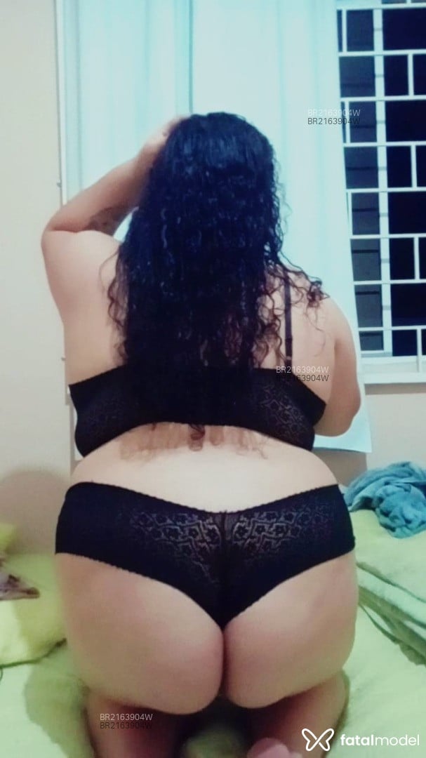 Acompanhante mulher com cabelo castanho de olhos castanhos em Curitiba Acompanhante mulher com cabelo castanho de olhos castanhos em Curitiba - Débora