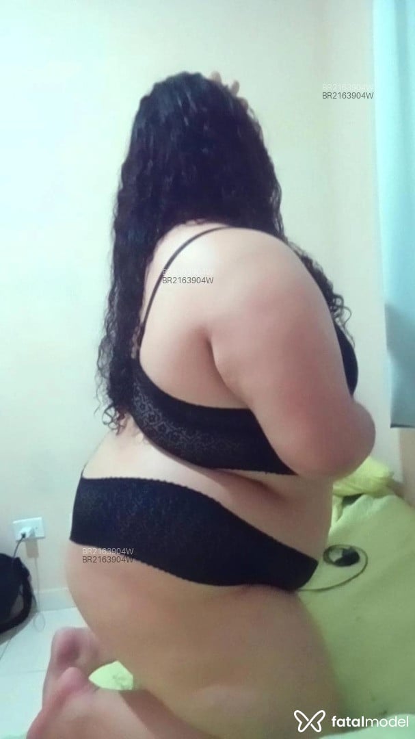 Acompanhante mulher com cabelo castanho de olhos castanhos em Curitiba Acompanhante mulher com cabelo castanho de olhos castanhos em Curitiba - Débora