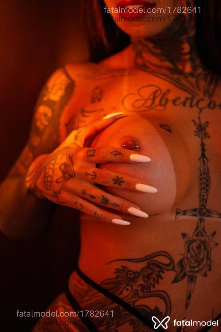 Acompanhante mulher com cabelo castanho de olhos mel - Mirella Villar
