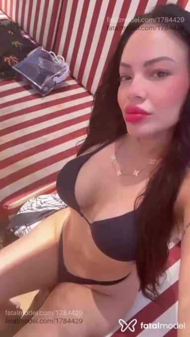 Acompanhante mulher morena (o) de olhos mel em Maringá Acompanhante mulher morena (o) de olhos mel em Maringá - Júlia Falcão