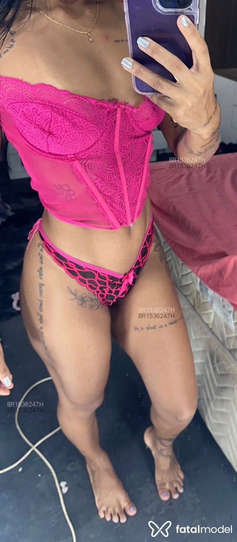 Acompanhante mulher morena (o) de olhos mel - Carolina