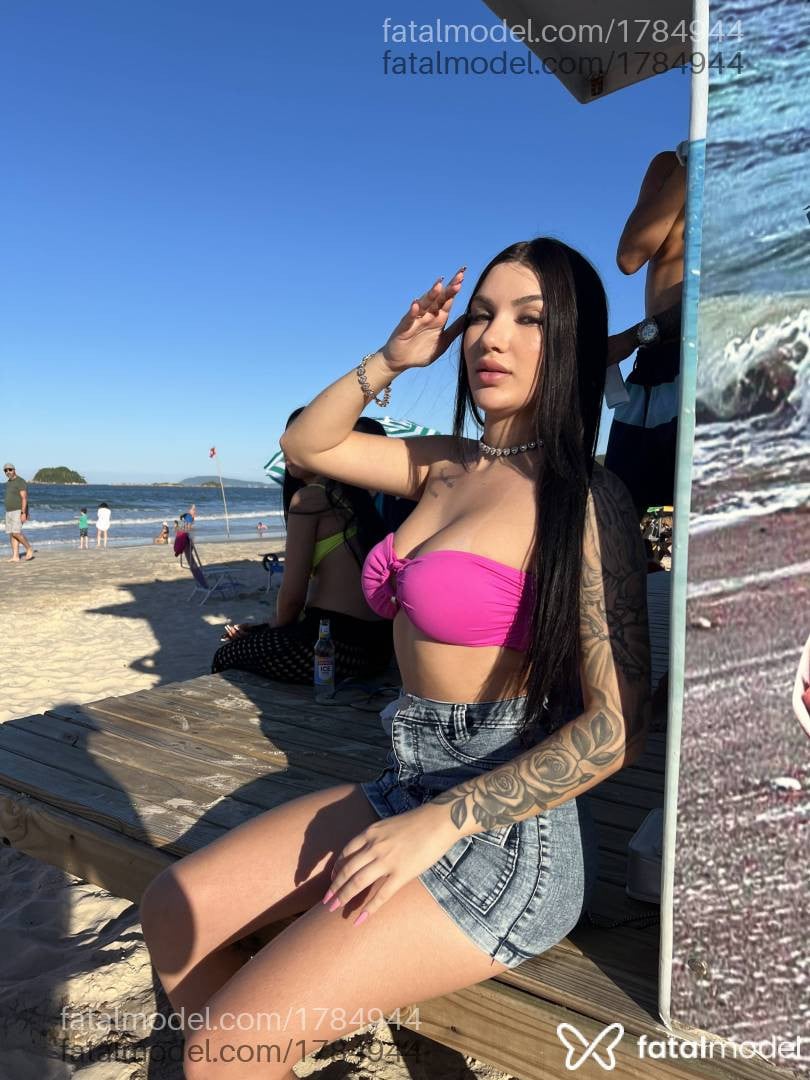 Acompanhante mulher com cabelo castanho de olhos verdes em Criciúma - Angélica