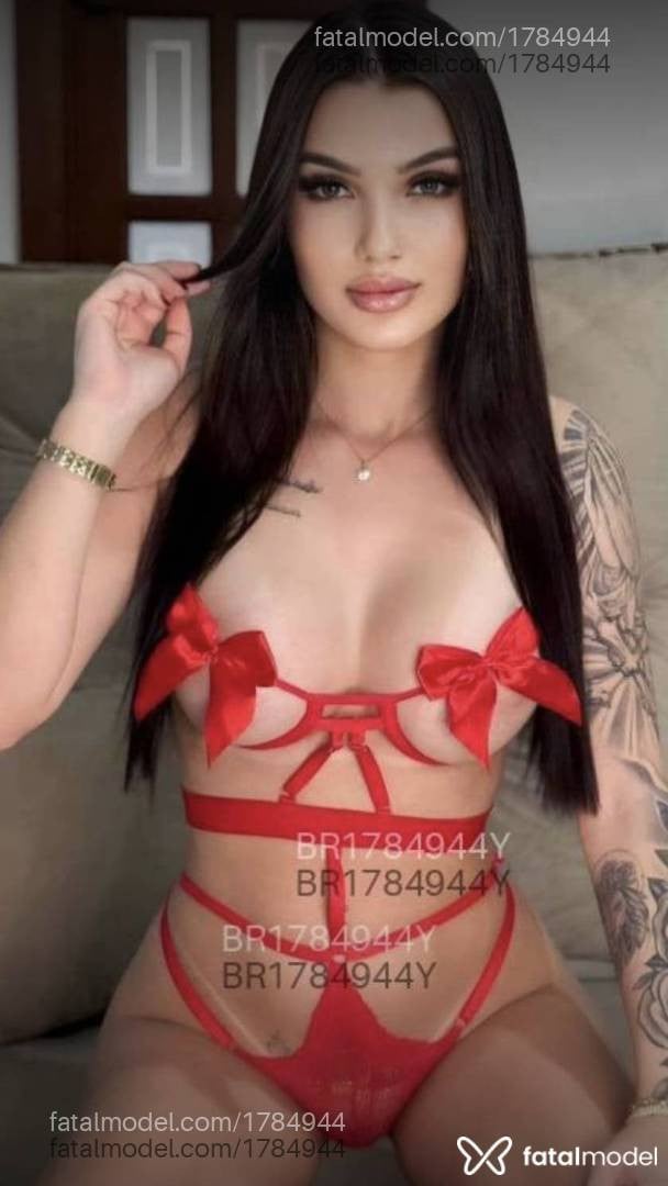 Acompanhante mulher com cabelo castanho de olhos verdes em Criciúma - Angélica