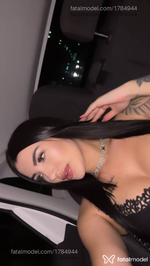 Acompanhante mulher com cabelo castanho de olhos verdes - Angélica