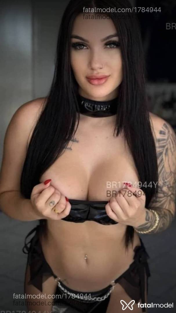 Acompanhante mulher com cabelo castanho de olhos verdes - Angélica