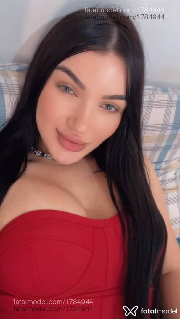 Acompanhante mulher com cabelo castanho de olhos verdes - Angélica