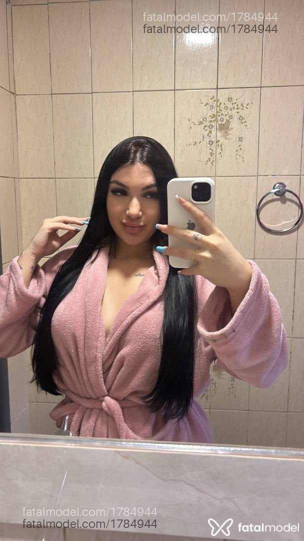 Acompanhante mulher com cabelo castanho de olhos verdes - Angélica