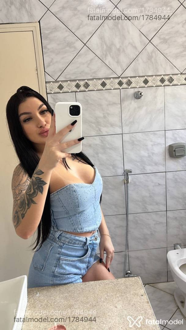 Acompanhante mulher com cabelo castanho de olhos verdes - Angélica