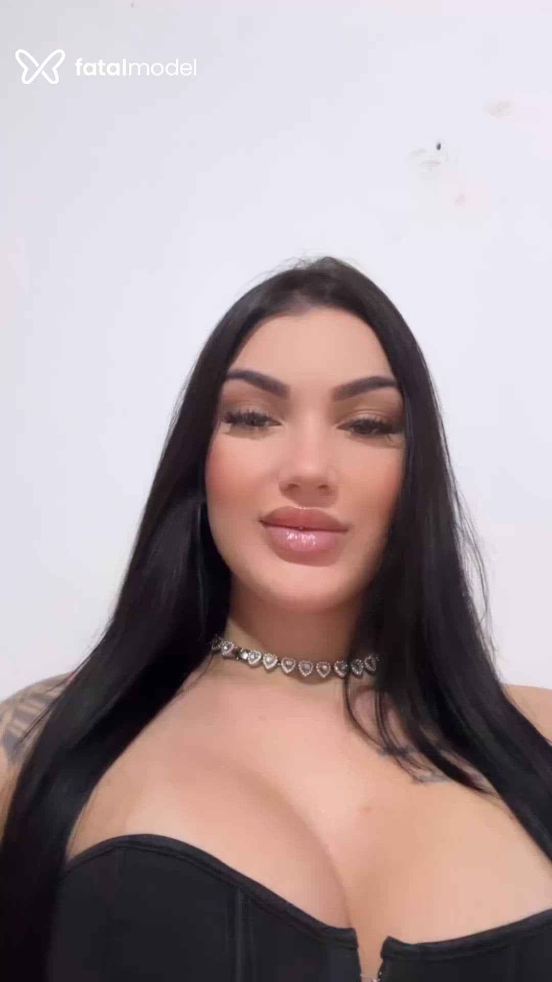 Acompanhante mulher com cabelo castanho de olhos verdes - Angélica