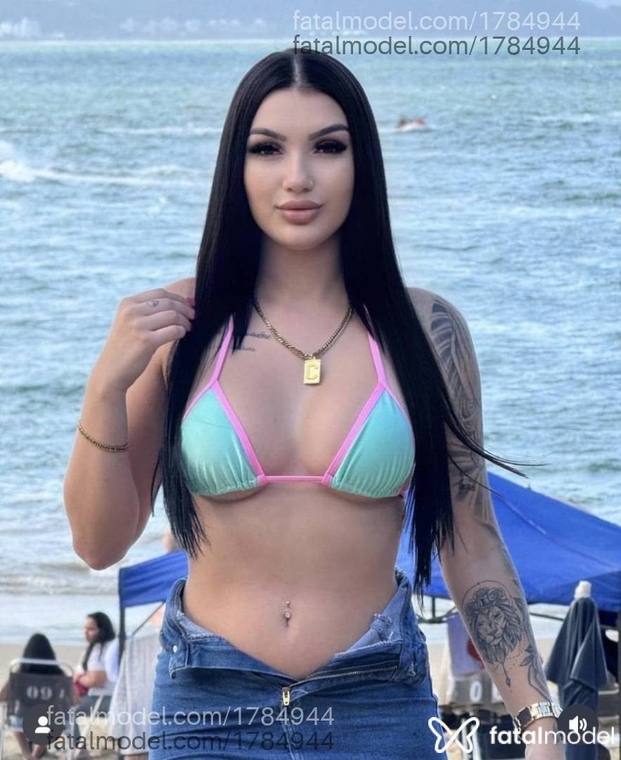 Acompanhante mulher com cabelo castanho de olhos verdes em Criciúma - Angélica