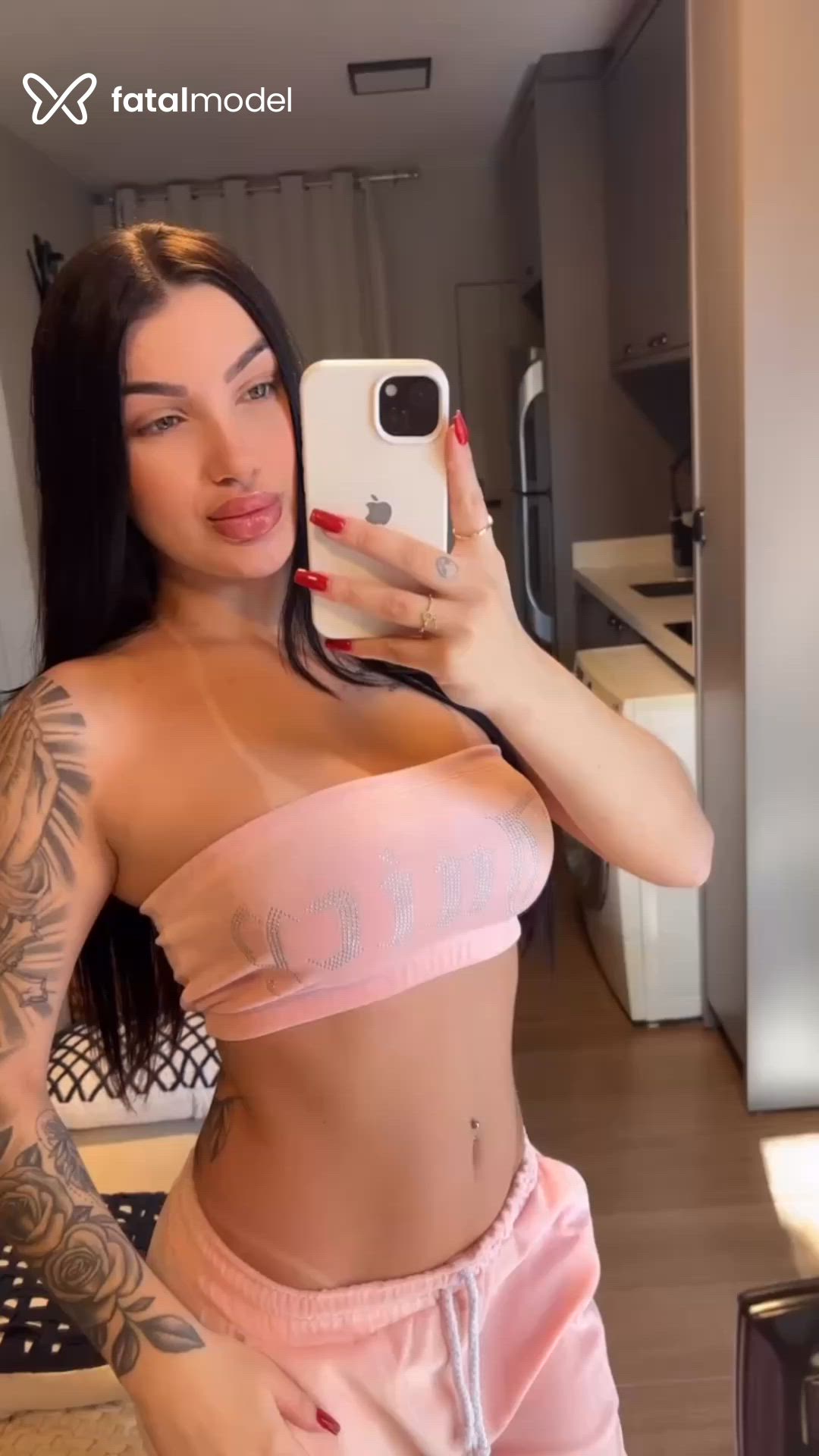 Acompanhante mulher com cabelo castanho de olhos verdes - Angélica