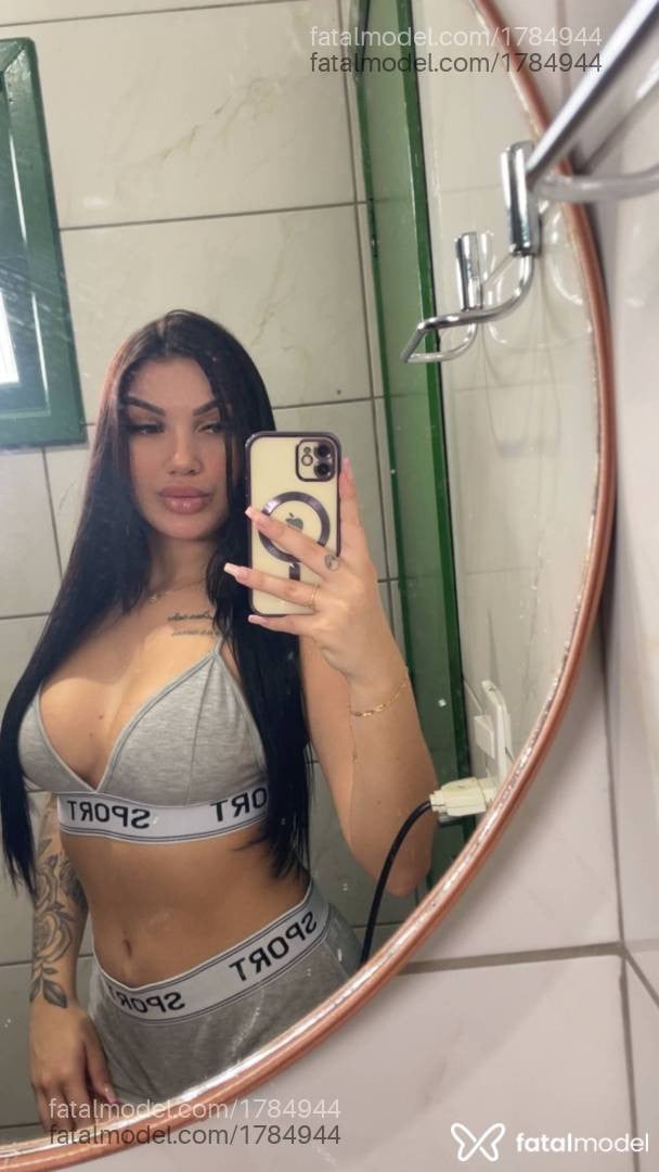 Acompanhante mulher com cabelo castanho de olhos verdes em Chapecó - Angélica