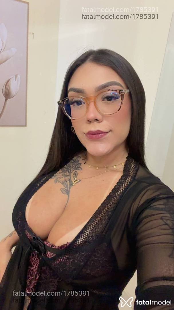 Acompanhante mulher com cabelo castanho de olhos castanhos - Babi Luz