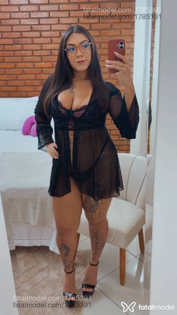 Acompanhante mulher com cabelo castanho de olhos castanhos - Babi Luz