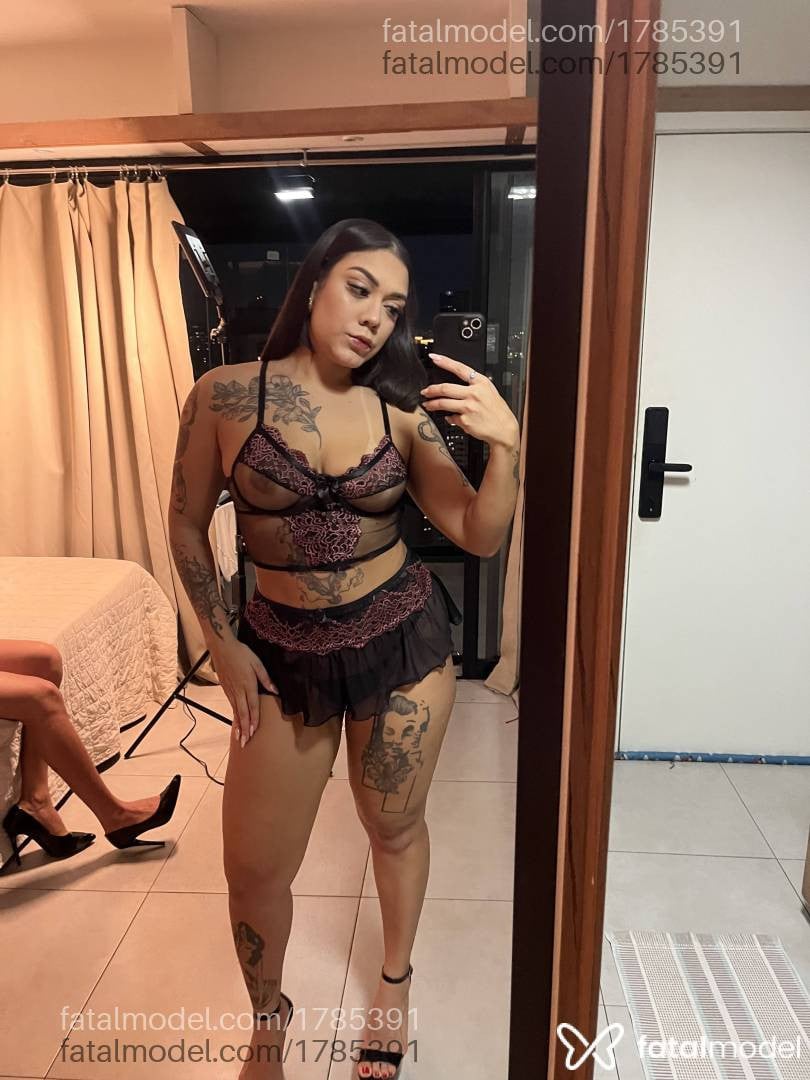 Acompanhante mulher com cabelo castanho de olhos castanhos - Babi Luz