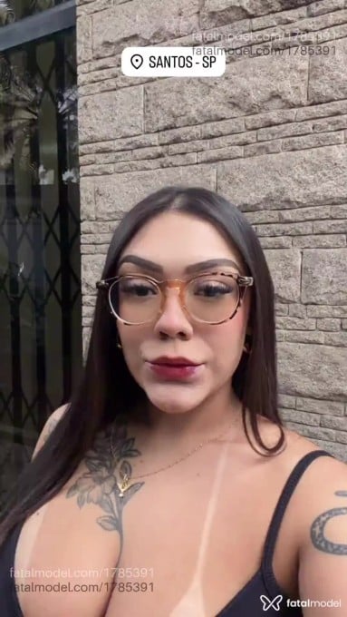 Acompanhante mulher com cabelo castanho de olhos castanhos - Babi Luz Acompanhante mulher com cabelo castanho de olhos castanhos - Babi Luz