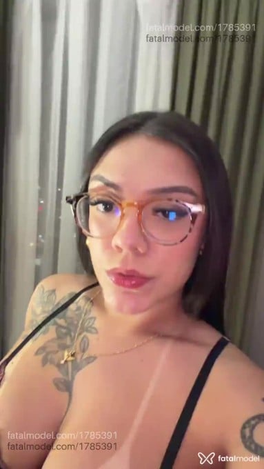 Acompanhante mulher com cabelo castanho de olhos castanhos - Babi Luz Acompanhante mulher com cabelo castanho de olhos castanhos - Babi Luz